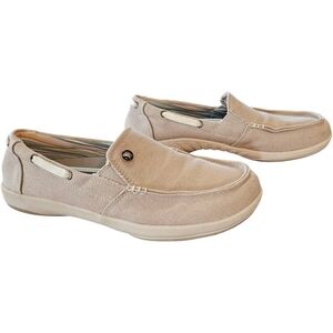 Women's 9W Cream Loafer Flat Shoes By Walk Hero Button Accent